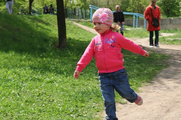 Rozkošná holčička zábava venku — Stock fotografie