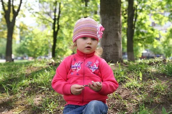 Adorable little girl having fun outdoors — Stock Photo, Image