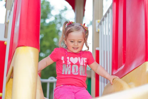 Beautiful little girl in the park — Stock Photo, Image