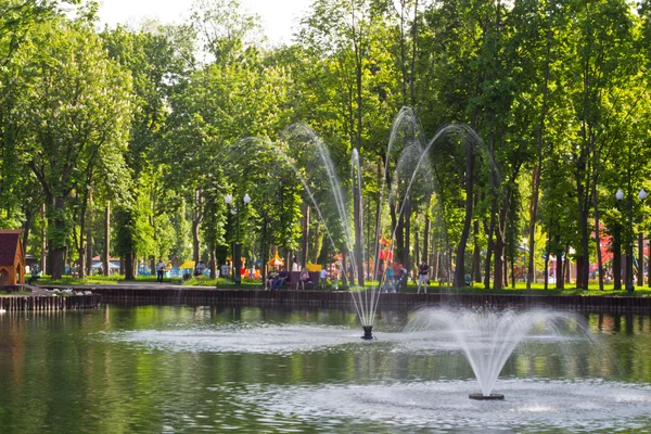 Fountain in city park — Stock Photo, Image