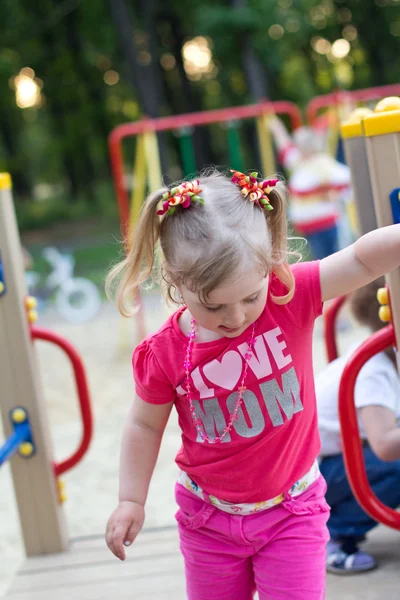 Красивая маленькая девочка в парке — стоковое фото