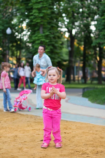 Mooi meisje in het park — Stockfoto