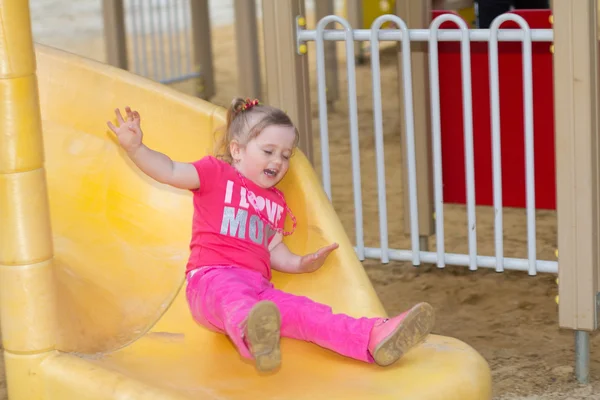 Mooi meisje in het park — Stockfoto