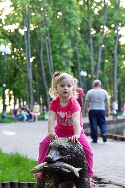 Güzel küçük bir kız parkta — Stok fotoğraf