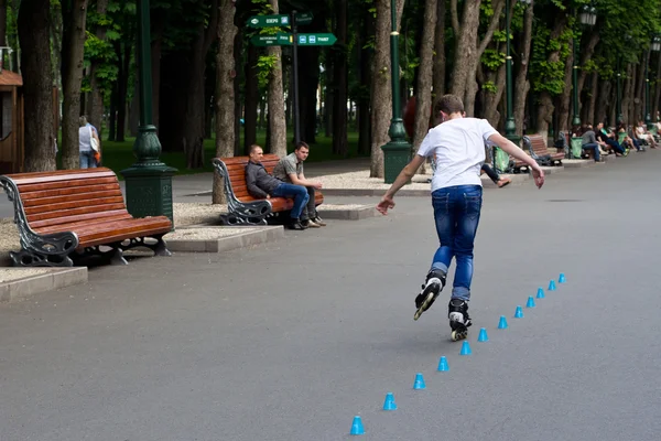 Jonge jongen op skates in stadspark — Stockfoto