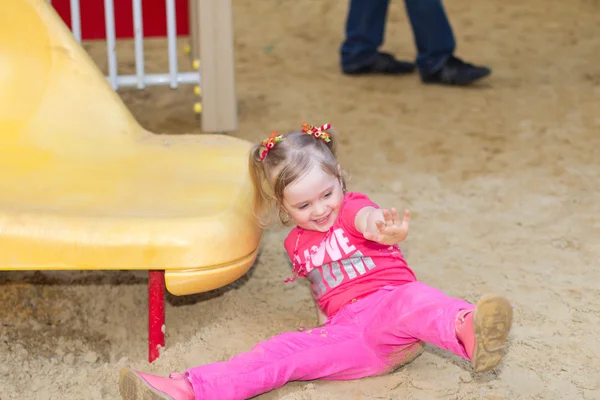 Güzel küçük bir kız parkta — Stok fotoğraf