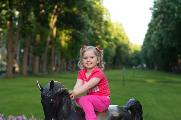 Vacker liten flicka i parken — Stockfoto