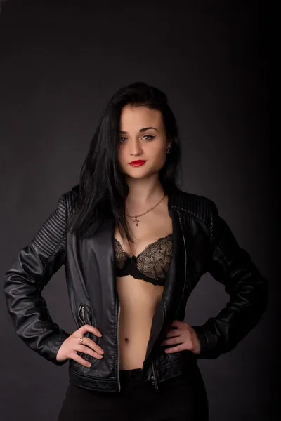 Rockçı kız deri ceket