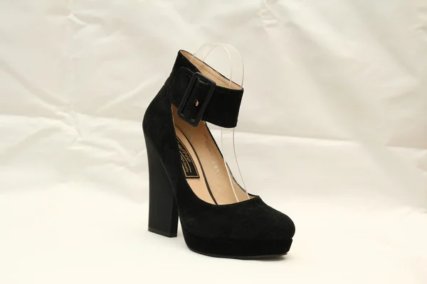 Svarta kvinnliga sko — Stockfoto