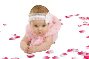 yerde yatan bir kız şirin bebek çiçek yaprakları kaplı