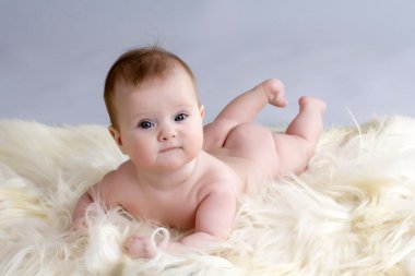 Bebek keçi derisi üzerinde yer alır.