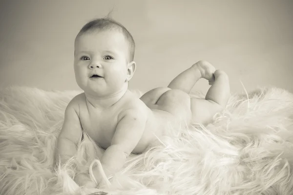 The baby lies on the skin of goats — Stock Photo, Image