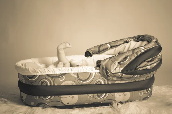 Ребенок лежит в коляске — стоковое фото