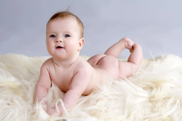 Il bambino giace sulla pelle delle capre — Foto Stock