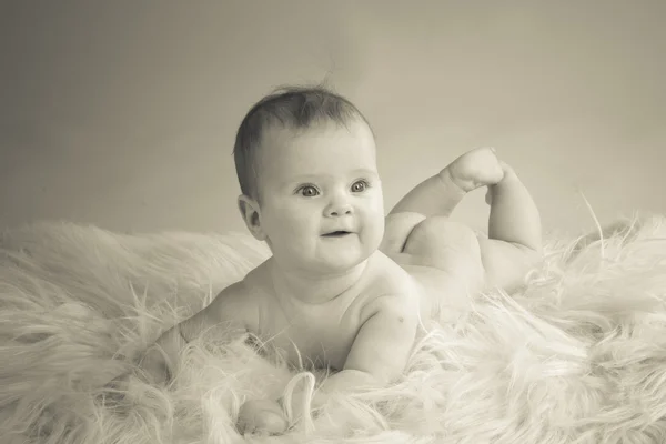 Le bébé repose sur la peau des chèvres — Photo