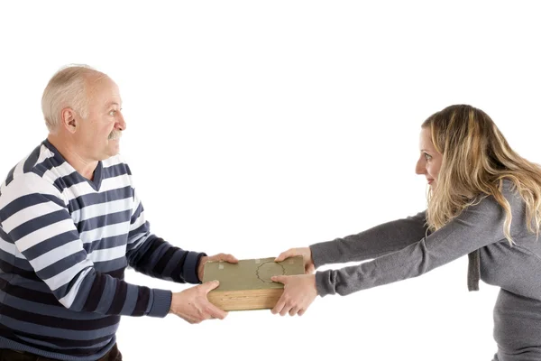 bir kitap üzerinde erkek ve kadın dövüşü