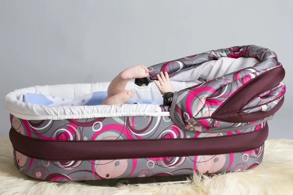 Baby ligger i en barnvagn — Stockfoto