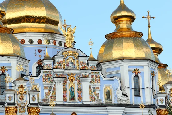 Крупный план золотых куполов — стоковое фото