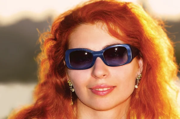 Retrato de uma mulher em óculos — Fotografia de Stock