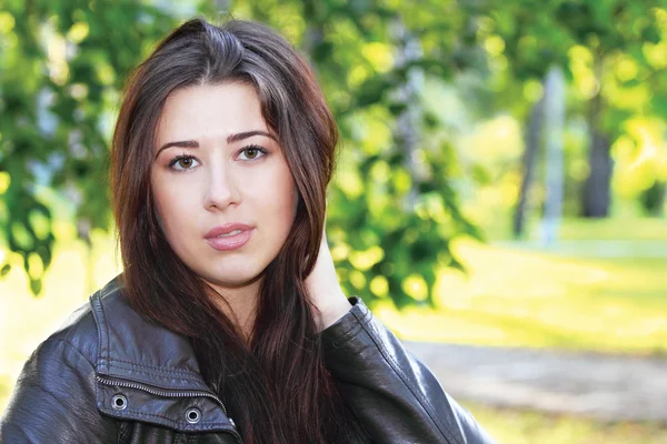 Brunette girl outdoors — Stock Photo, Image