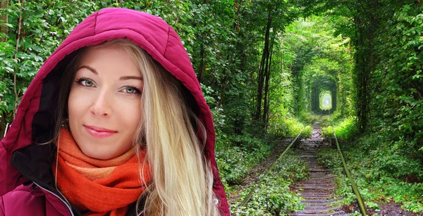 başlık altında sarışın kız