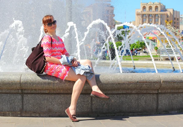 Chica junto a la fuente — Foto de Stock