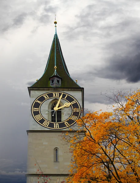 Часовая башня церкви Святого Петра — стоковое фото