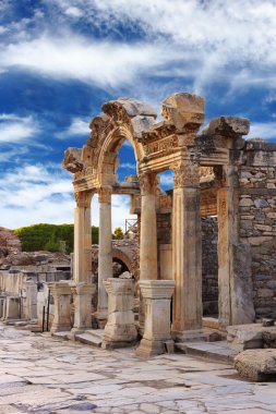 Hadrian tapınağı