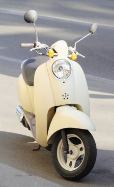 Beyaz klasik scooter