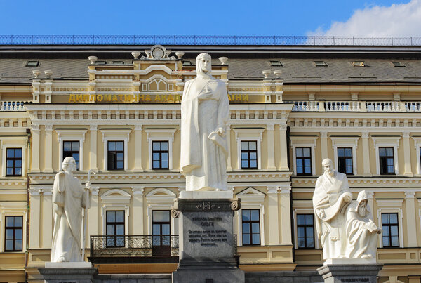 Памятник царице Ольге и святым
