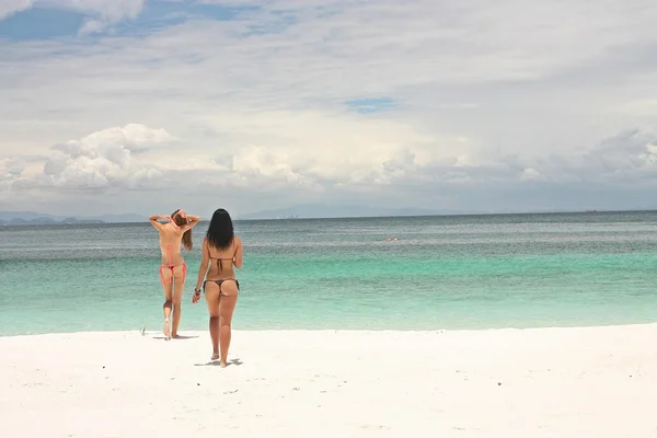 Dvě dívky v plavkách na pláži Royalty Free Stock Obrázky