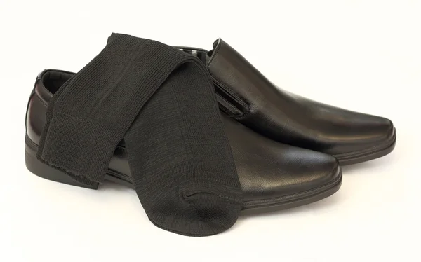 Мужские черные туфли и носки изолированы на белом фоне — стоковое фото