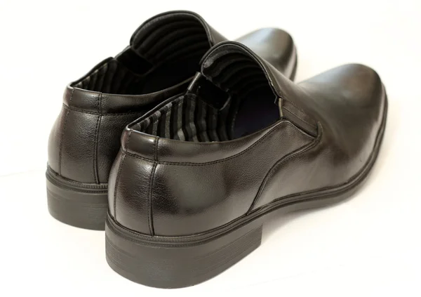 Zapato elegante masculino negro sobre blanco —  Fotos de Stock