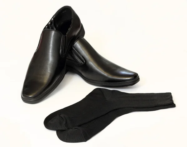 Chaussures et chaussettes noires pour homme isolées sur fond blanc — Photo