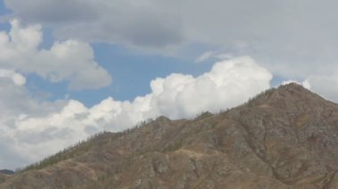 bulutlar dağlar, Altay, Rusya nın yamaçlarında yayınlanıyor. Timelapse.