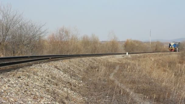 Tren de pasajeros en el ferrocarril — Vídeos de Stock