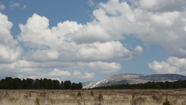 Bulutlar dağlar, Altay, Rusya nın yamaçlarında yayınlanıyor. Timelapse. — Stok video