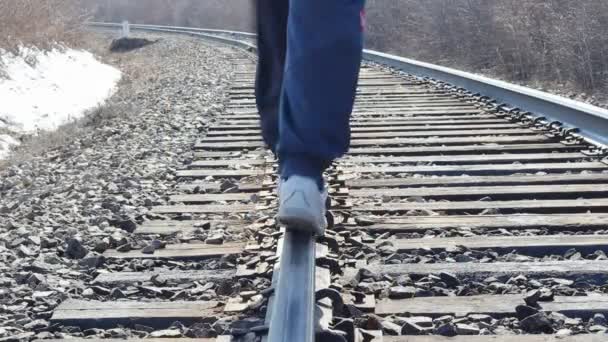 Homem caminhando em trilhas ferroviárias — Vídeo de Stock