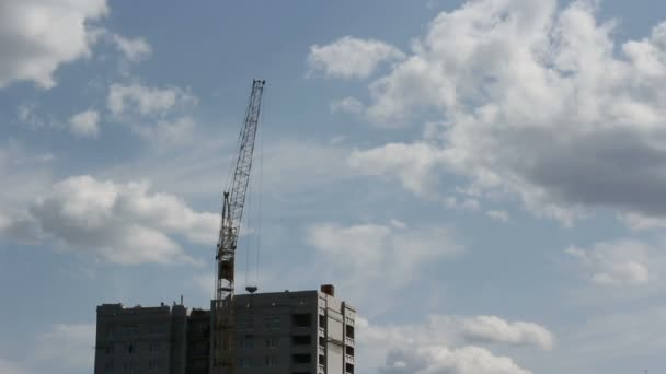 Tower cranes against blue sky, with clouds. Timelapse. — Stock Video