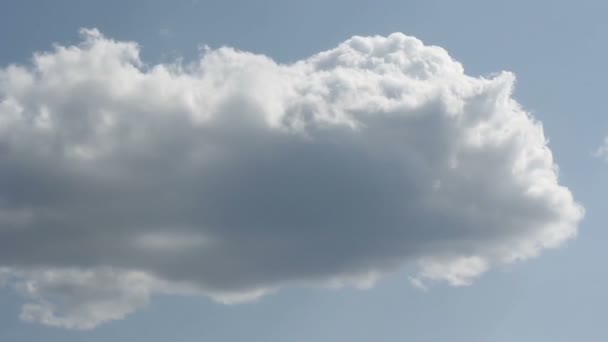 Paysage, ciel bleu avec nuages timelapse 