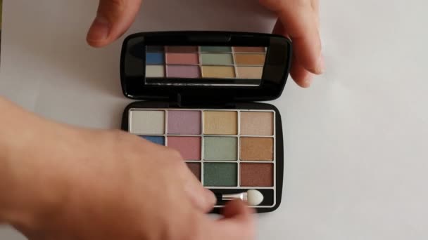 Beautiful eye shadow with a mirror — Stock Video
