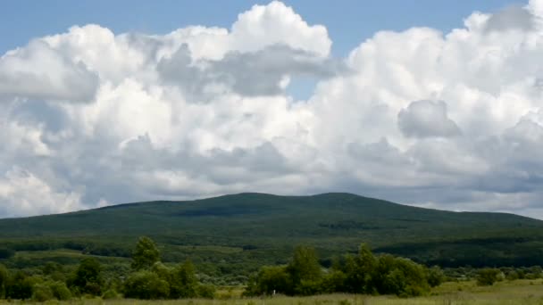 Пейзаж, голубое небо с облаками — стоковое видео