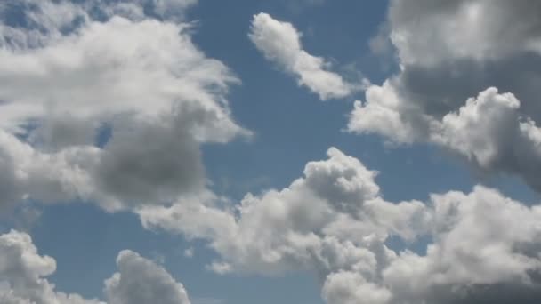 Paisaje, cielo azul con nubes timelapse — Vídeo de stock
