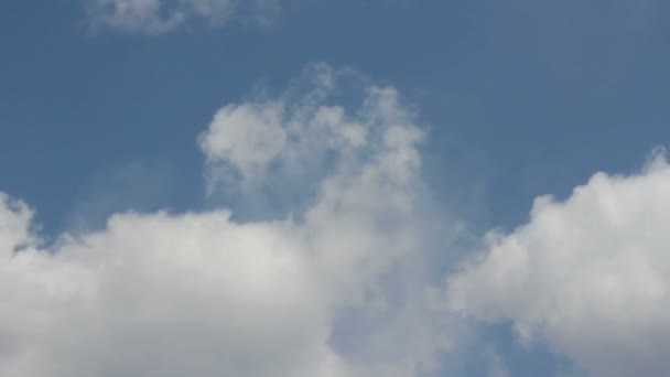 Paisaje, cielo azul con nubes timelapse — Vídeos de Stock