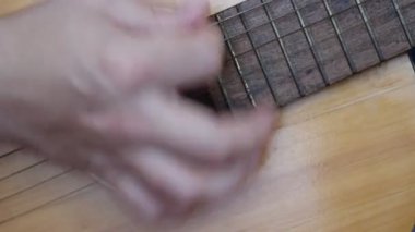 Klasik İspanyol gitar çalmaya müzisyen