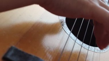 Klasik İspanyol gitar çalmaya müzisyen