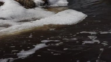 Mart ayında Nehri üzerinde erime bahar kar