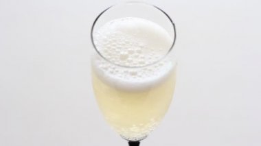 bir bardak şampanya altın kabarcıklar ile