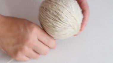 iplik yumağı üzerinde el ile sarma.