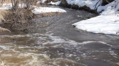 Mart ayında Nehri üzerinde erime bahar kar